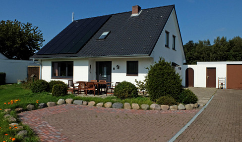 Free of commission: Ready-to-occupy, fully furnished house at the old harbor of Pellworm