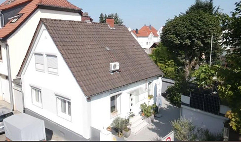 Well-kept detached house with small garden, central location in Hainburg (Offenbach district)