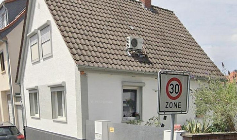 Well-kept detached house with small garden, central location in Hainburg (Offenbach district)