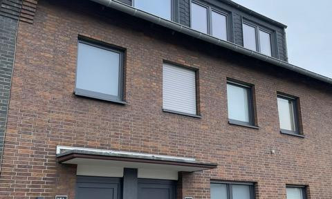 First occupancy after complete renovation! Bright 3-room attic apartment with balcony in a central location