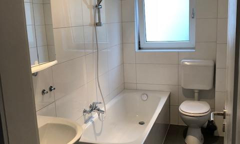 Bright, friendly 2.5-room apartment with balcony, bathroom with window, new heating system