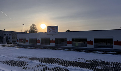 Vielseitige Gewerbefläche (Lager, Ausstellung, Büro uvm.) zur Miete – 988 m² mit PV Anlage