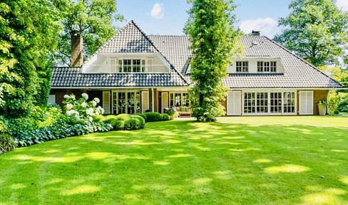 Sophisticated French-style villa with exclusive furnishings on a dreamlike park plot