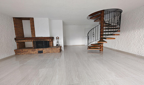 Energy-efficient terraced house with corner plot – First occupancy after renovation, featuring a garden, fireplace, and top-quality fixtures and fittings.