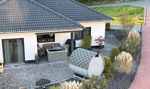 Moderner, energieeffizienter Winkelbungalow mit Sauna & Kamin