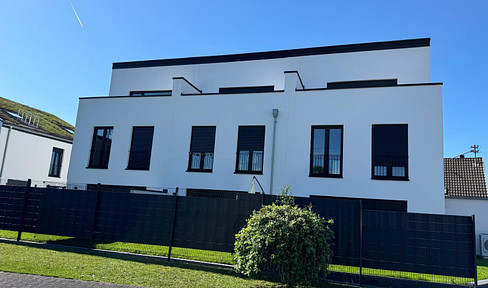 Modernes Neubau-Reihenmittelhaus Energieklasse A+ mit Garten und Stellplatz in HANGELAR