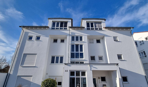 Spacious 4-room apartment with feel-good guarantee - dressing room, balcony, garage & parking space