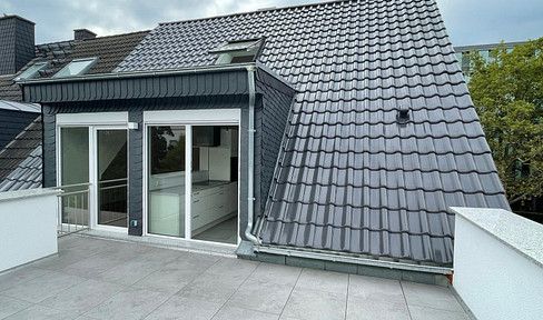 Refurbished top floor apartment with large terrace and EBK