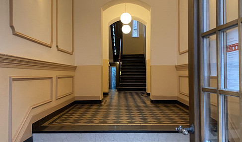 3-Zimmer-Altbauwohnung mit Wohnküche, Balkon & Aufzug Herzogstraße 85, 2. Obergeschoss, München