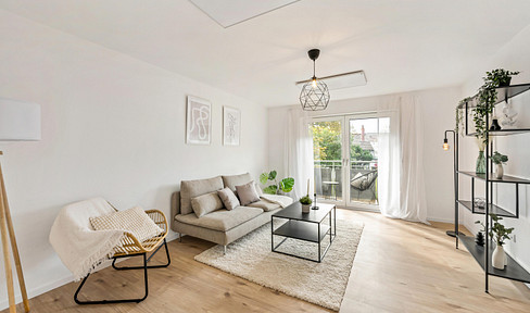 Renovated, bright 4-room apartment with EBK and balcony!