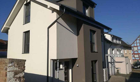 Neues Haus Erstbezug, kurze Wege gute Lage, viel Platz, m Garten, großer Innenhof; Tel. 0160.7980376