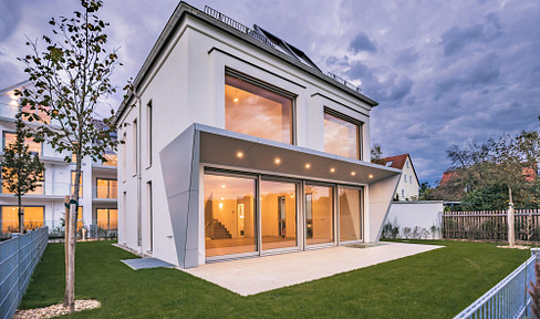 Frei stehendes Einfamilienhaus mit 7 Zimmern/möglicher Einliegerwohnung, 3 Bädern und TG