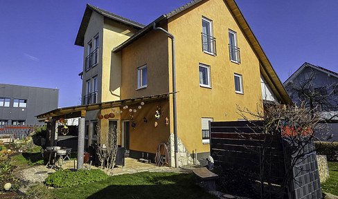 Work with a view of the Alps during the day, and relax in the garden with the children in the evening.