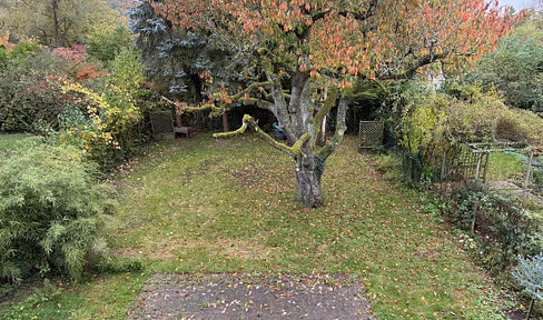 Helle 4-Zimmer Wohnung mit Balkon und Garten in besonderer Lage