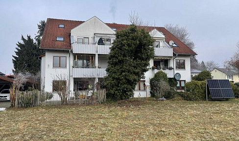 Well-maintained 3-room apartment with a balcony, offered privately. The apartment is available.