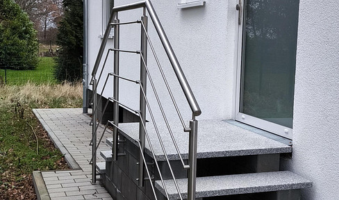 NEUBAU! Schöne Doppelhaushälfte am Bach! Ruhig, sonnig, naturnah, fertig!