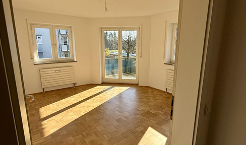 Sonne zu jeder Tageszeit: Frisch renovierte 3-Zimmer-Wohnung mit 3 Balkonen, TG & Hobbyraum