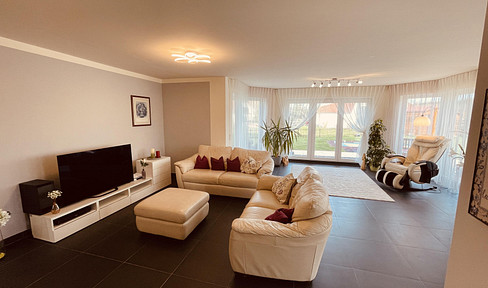 Exclusive 3-room first floor apartment (141m²) with garden and large terrace in Usingen