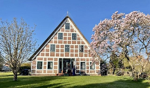 Landidylle vor den Toren Hamburgs: Denkmal-Traumwohnung unter Reet