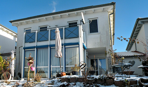 Platz für die ganze Familie | Freistehendes Einfamilienhaus mit PV-Anlage