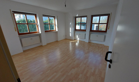 Bright, beautifully furnished 2-room apartment with eat-in kitchen