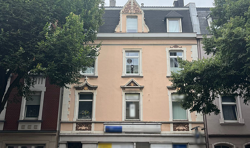 Versatile residential building: Suitable for a large family, or for three separate 3-room apartments, plus commercial space and a garden.