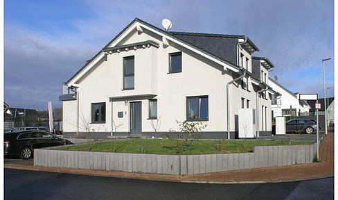 Modern DHH (built in 2020) in Ranstadt - commission-free, air heat pump & carport permit