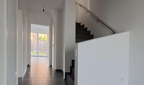 Spacious semi-detached house near Münster, with a garden and garage.