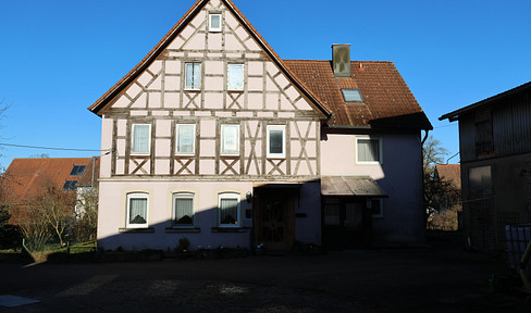 Hofstelle mit Wohnhaus inkl. Scheune und Stallungen