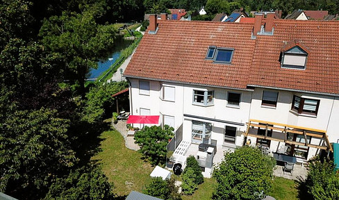 Mid-terrace house directly on the old canal