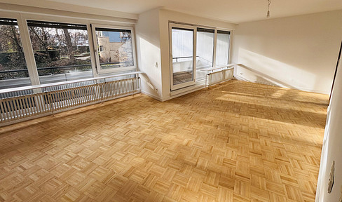 Living in a prime location: quiet 3-room apartment with balcony & view of the greenery near the Bismarck Tower