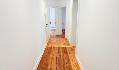 Charming apartment in a pre-war building, re-imagined – 3 rooms, elevator, and high-quality renovation standards.