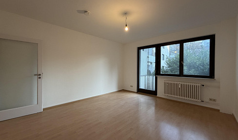 Central 2-room apartment in Frankfurt's Ostend close to the ECB with EBK and balcony
