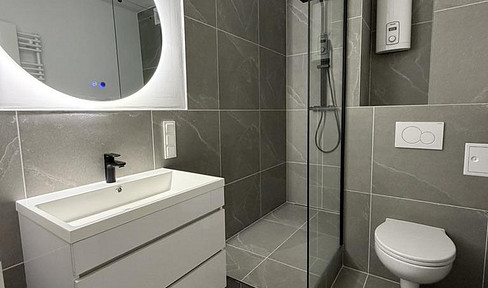 Refurbished 2-room apartment with parking space in a central but quiet location - close to AKN Eidelstedt center