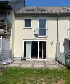 Beautiful mid-terrace house for rent in quiet surroundings