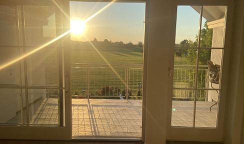 Wide spaces, clear lines, lots of light - spacious apartment with style on 150 m²