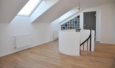 Free of commission : Quiet 4-room maisonette with south-facing balcony and distant view