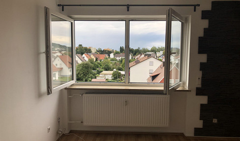 Modernized 4.5-room apartment with balcony and fitted kitchen, currently rented, located in Landshut.