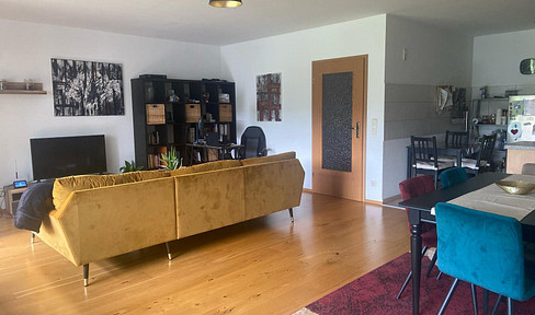 Attractive 4-room apartment with fitted kitchen, conservatory and use of garden