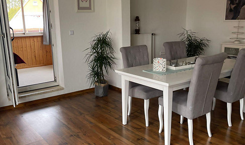 Spacious, bright 3-room apartment with loggia, full bathroom & parking space