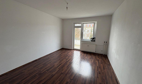 ! Provisonsfrei ! Zentrale bezugsfreie 2-Zi Wohnung mit Balkon