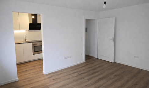 Helle 2-Zimmer-Wohnung mit großem Balkon, Küche, Privatparkplatz
