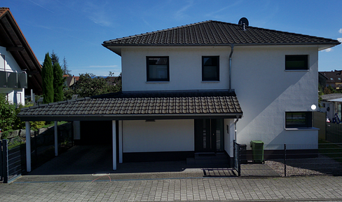 Attraktives und modernes Einfamilienhaus mit Terrasse und Garten