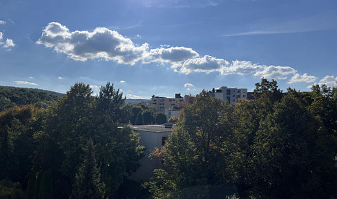 Bright 4.5-room apartment with far-reaching views in Weilimdorf - ideal for families & investors