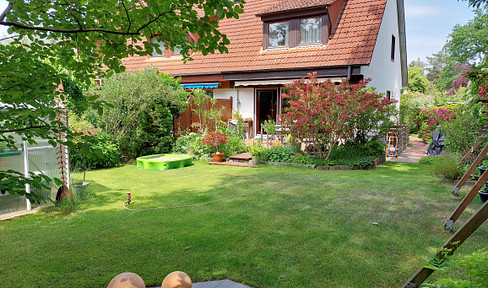 Charming end terraced house with southwest-facing garden in Frohnau - commission-free from private owner