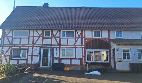 Spacious house with 12 rooms and garages in Lichtenfels