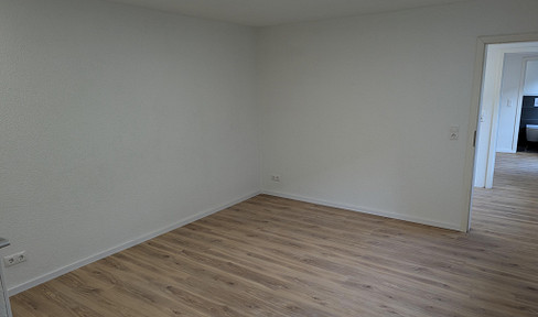 Frisch sanierte kleine 2-Zimmer-Wohnung mit Balkon direkt am Rhein mit Küche