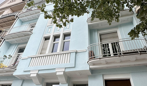 Charming pre-war building in Bockenheim – 2 balconies, panoramic views, renovated, special price valid until March 20th*.