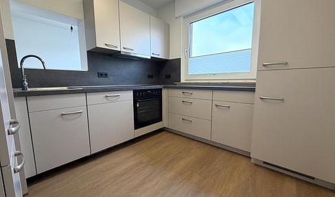 Three rooms, loggia/balcony, fitted kitchen, quiet location, completely renovated