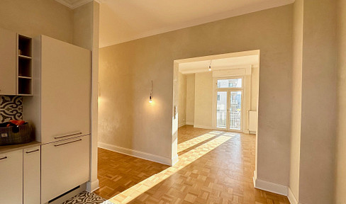 Completely renovated designer apartment in a historic building, offering style, comfort, and stunning views – available commission-free.
